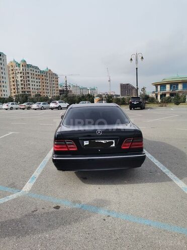 Mercedes E 240 2000, 302,000 km - 2.6 л - Sumqayıt