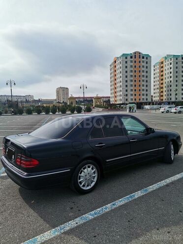 Mercedes E 240 2000, 302,000 km - 2.6 л - Sumqayıt