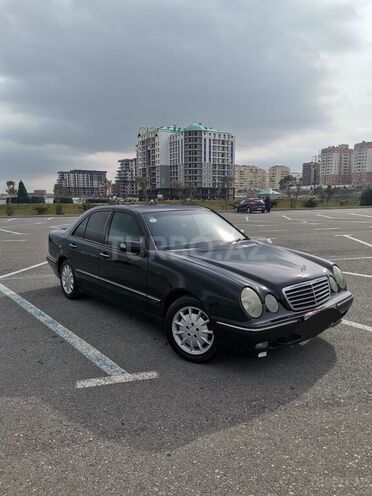 Mercedes E 240 2000, 302,000 km - 2.6 л - Sumqayıt