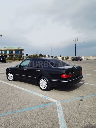 Mercedes E 240 2000, 302,000 km - 2.6 л - Sumqayıt