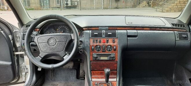Mercedes E 280 1999, 236,340 km - 2.8 l - Bakı