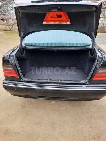 Mercedes E 240 2001, 235,000 km - 2.6 l - Bakı