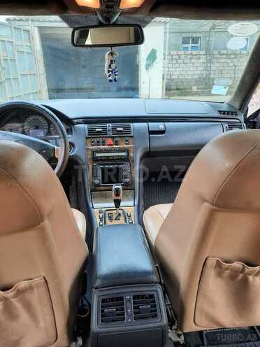 Mercedes E 240 2001, 235,000 km - 2.6 l - Bakı