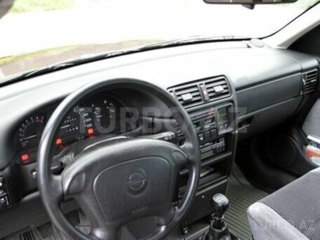 Opel Vectra 1995, 340,000 km - 1.6 l - Qusar