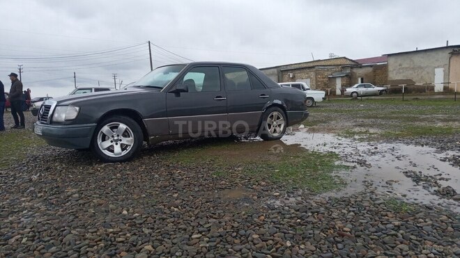 Mercedes E 220 1988, 300,000 km - 2.2 l - Bakı