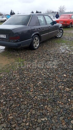 Mercedes E 220 1988, 300,000 km - 2.2 l - Bakı