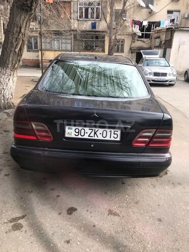Mercedes E 220 2001, 255,000 km - 2.2 l - Sumqayıt