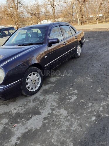 Mercedes E 200 1996, 285,320 km - 2.0 l - Qax