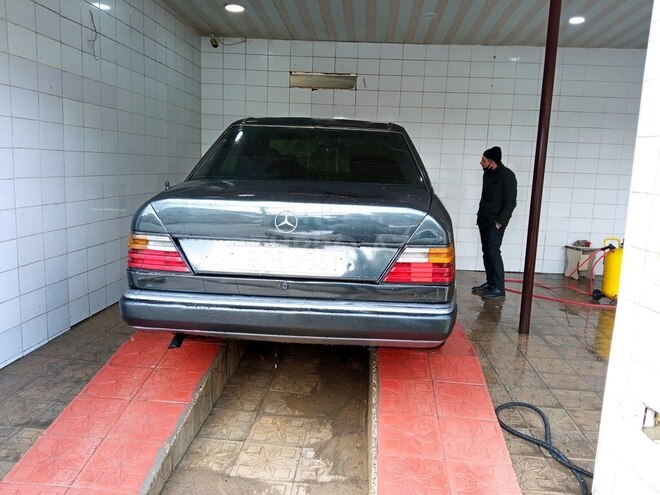 Mercedes E 250 1993, 220,000 km - 2.5 l - Bakı