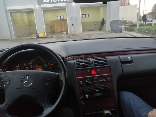 Mercedes E 220 2001, 390,000 km - 2.2 l - Bakı