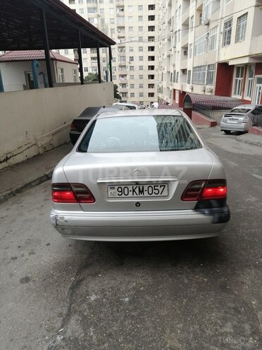 Mercedes E 220 2001, 390,000 km - 2.2 l - Bakı