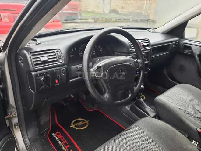 Opel Vectra 1995, 12,875 km - 1.6 l - Quba