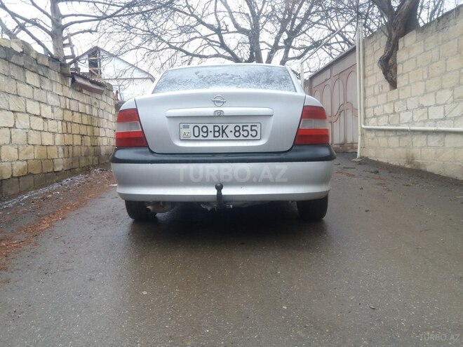 Opel Vectra 1998, 300,000 km - 1.8 l - Quba