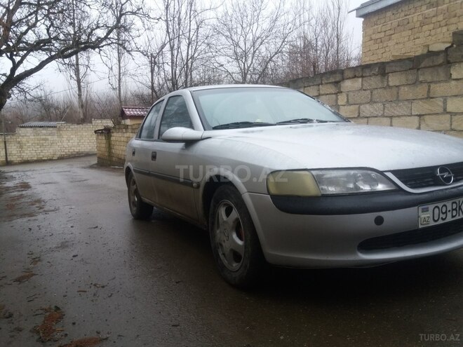 Opel Vectra 1998, 300,000 km - 1.8 l - Quba