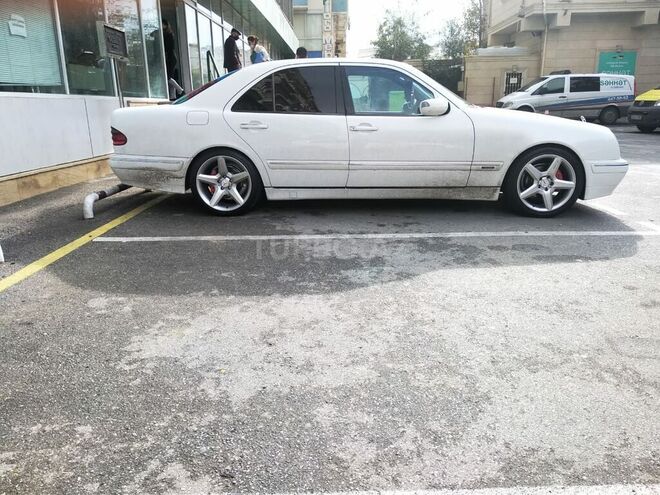 Mercedes E 260 2001, 220,000 km - 2.6 l - Bakı