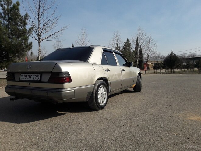 Mercedes E 200 1993, 576,786 km - 2.0 l - Füzuli