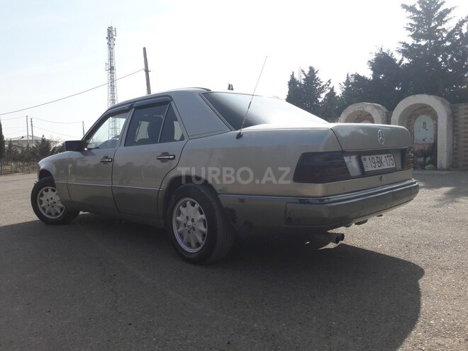 Mercedes E 200 1993, 576,786 km - 2.0 l - Füzuli