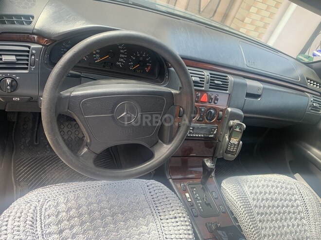 Mercedes E 230 1997, 380,000 km - 2.3 l - Qazax