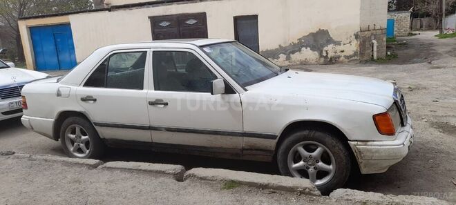 Mercedes E 230 1988, 185,358 km - 2.3 л - Yevlax