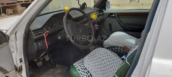Mercedes E 230 1988, 185,358 km - 2.3 л - Yevlax