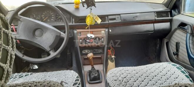 Mercedes E 230 1988, 185,358 km - 2.3 л - Yevlax
