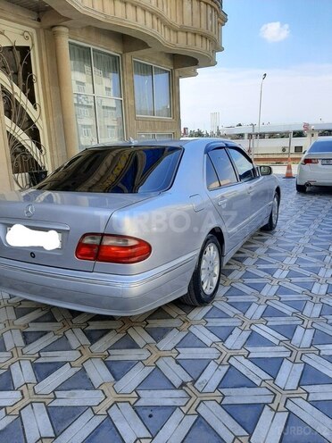 Mercedes E 240 2001, 221,356 km - 2.4 l - Bakı
