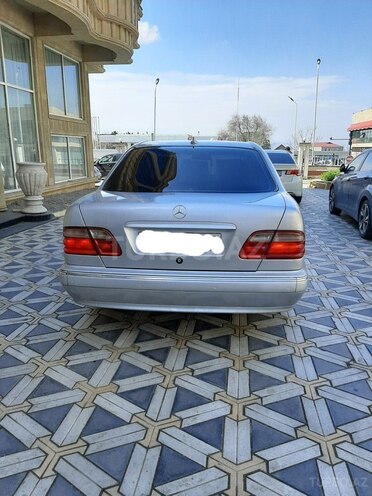 Mercedes E 240 2001, 221,356 km - 2.4 l - Bakı