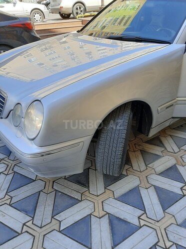 Mercedes E 240 2001, 221,356 km - 2.4 l - Bakı