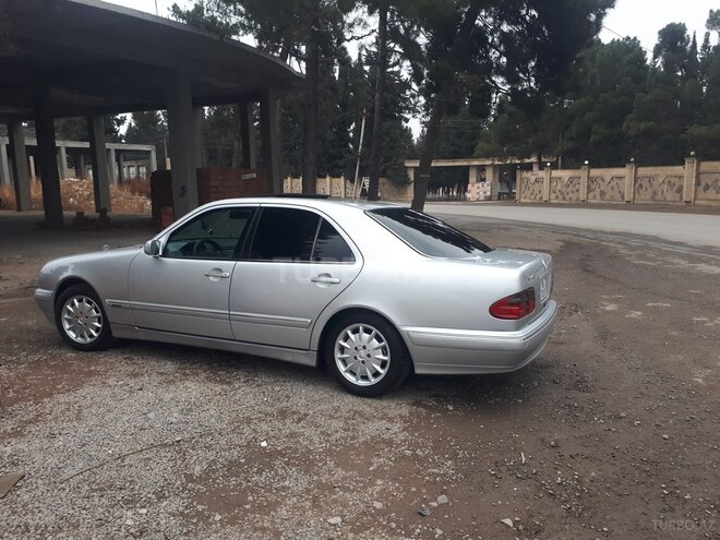 Mercedes E 240 2001, 290,000 km - 2.6 л - Tovuz