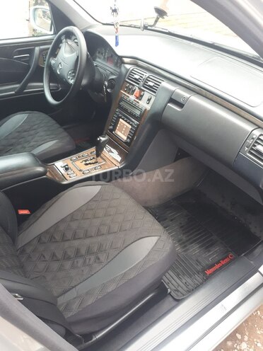 Mercedes E 240 2001, 290,000 km - 2.6 л - Tovuz