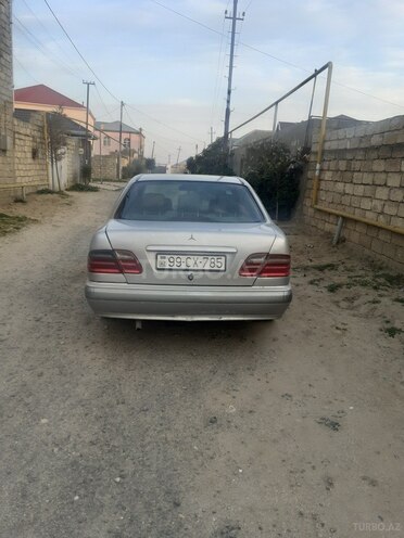 Mercedes E 220 1999, 301,000 km - 2.2 л - Bakı
