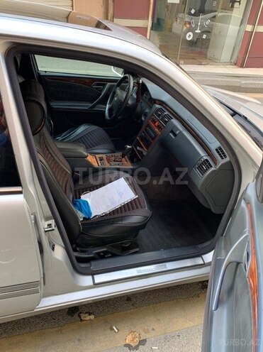 Mercedes E 240 2001, 232,666 km - 2.6 l - Bakı