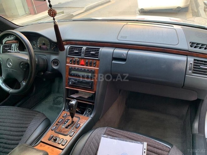 Mercedes E 240 2001, 232,666 km - 2.6 l - Bakı