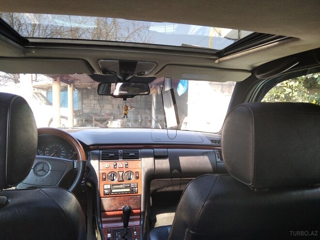 Mercedes E 220 1996, 403,028 km - 2.2 l - Astara