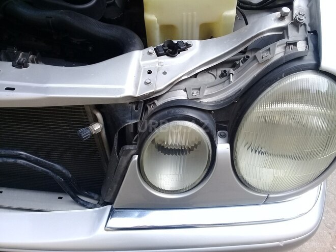 Mercedes E 240 1998, 186,500 km - 2.4 l - Sumqayıt