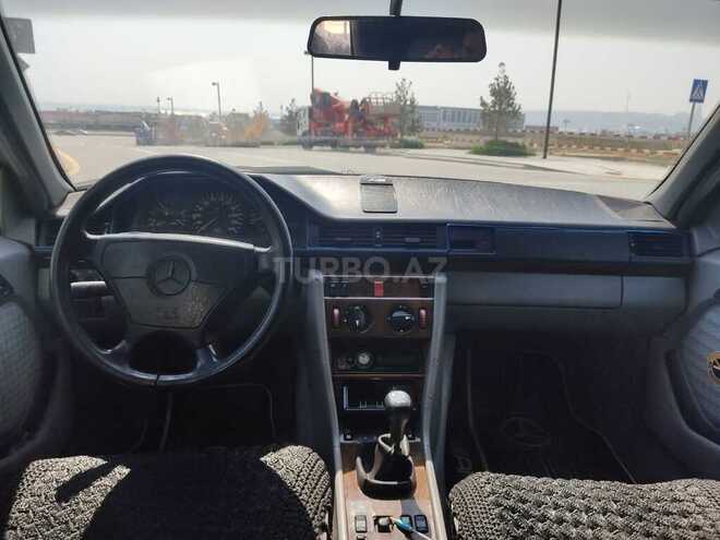 Mercedes E 220 1995, 301,000 km - 2.2 l - Bakı