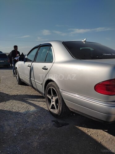 Mercedes E 240 1998, 357,818 km - 2.4 l - Quba