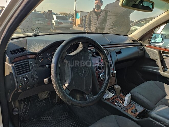 Mercedes E 240 1998, 357,818 km - 2.4 l - Quba