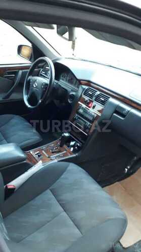 Mercedes E 270 1999, 299,000 km - 2.7 л - Ağcabədi