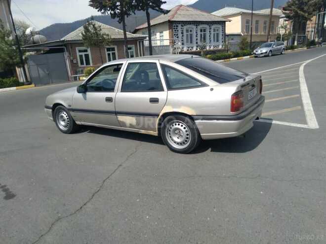 Opel Vectra 1992, 240,000 km - 2.0 л - Yevlax