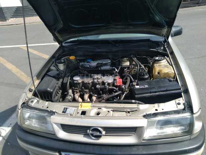 Opel Vectra 1992, 240,000 km - 2.0 л - Yevlax