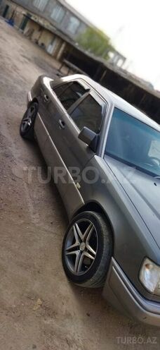 Mercedes E 220 1994, 280,000 km - 2.2 л - Bakı