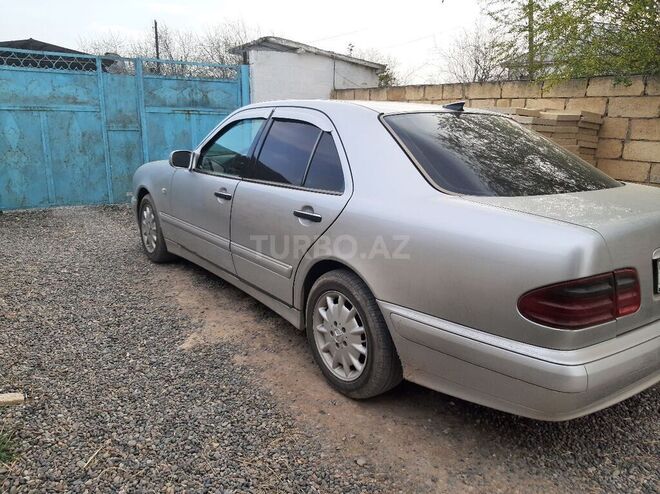 Mercedes E 230 1995, 568,000 km - 2.3 l - Salyan