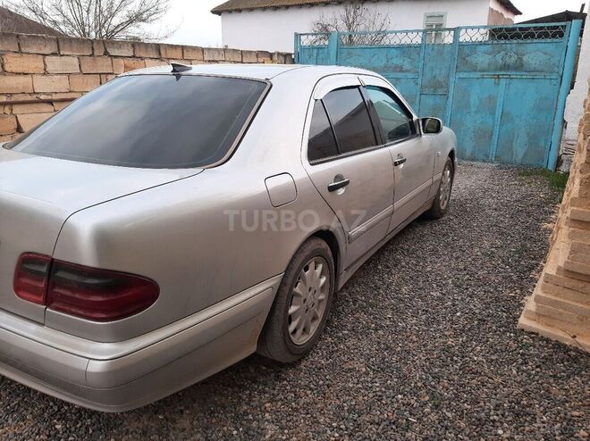 Mercedes E 230 1995, 568,000 km - 2.3 l - Salyan