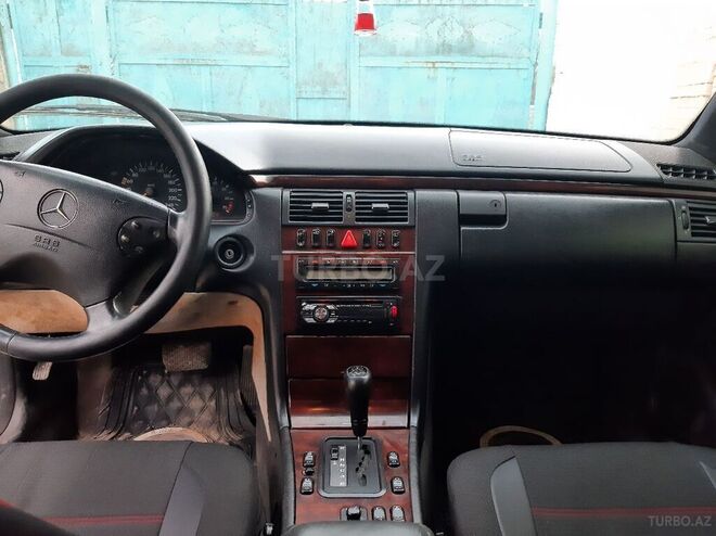 Mercedes E 230 1995, 568,000 km - 2.3 l - Salyan