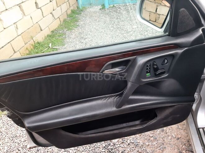 Mercedes E 230 1995, 568,000 km - 2.3 l - Salyan