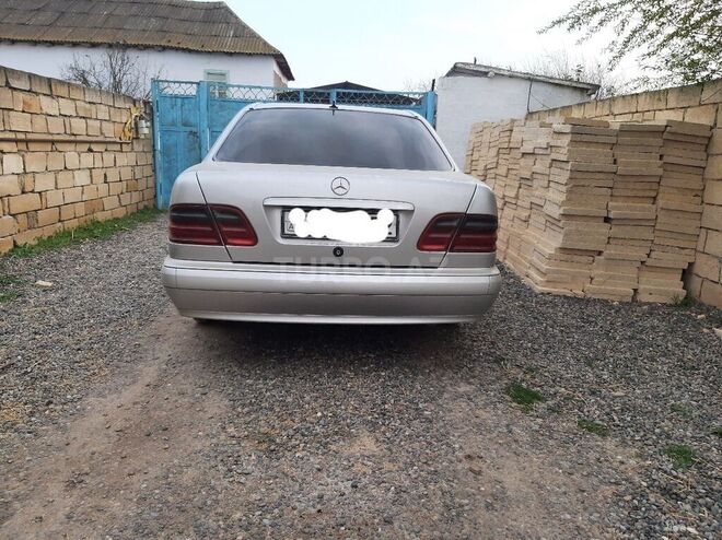 Mercedes E 230 1995, 568,000 km - 2.3 l - Salyan