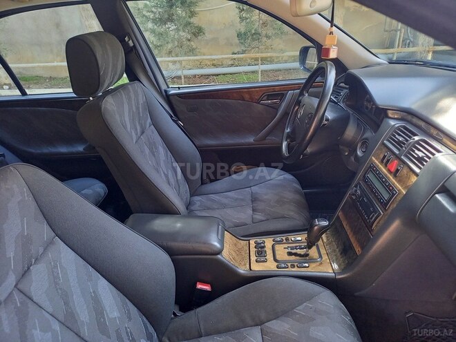Mercedes E 270 2001, 394,000 km - 2.7 l - Bakı