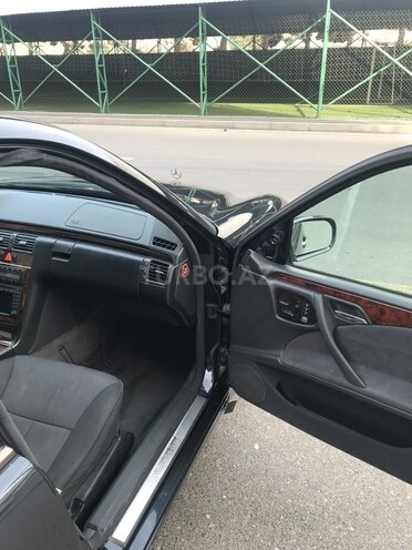 Mercedes E 240 2001, 300,000 km - 2.4 l - Bakı