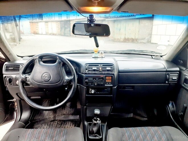 Opel Vectra 1994, 295,000 km - 1.8 l - Qax